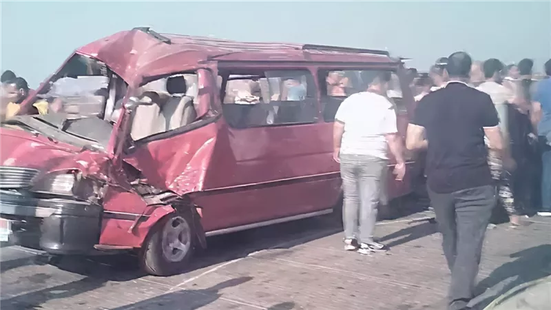إصابة 9 أشخاص في تصادم تريلا وميكروباص على الطريق الإقليمي بالشرقية (صور)