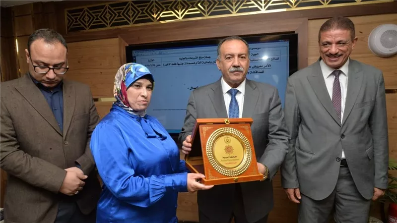 محافظ أسيوط يكرم رئيس حي غرب ومسئولة المشاركة المجتمعية تقديرًا لجهودهما 
