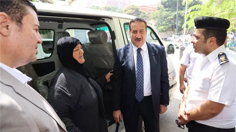 محافظ المنوفية يسلم سيارة ميكروباص جديدة لأسرة مالك سيارة حادث الإقليمي