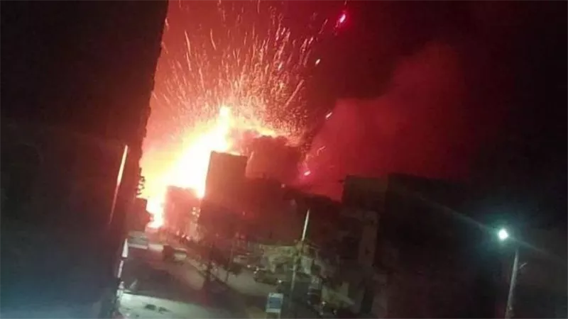 هجوم دموي في تعز.. الحوثيون يقصفون محطة وقود ويشعلون النار بالمنازل