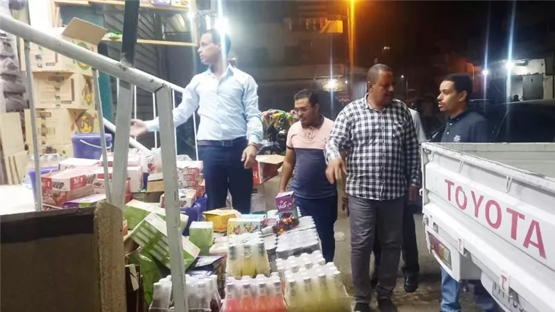 ضبط وأعدم 700 كجم لسلع منتهية الصلاحية ومجهولة المصدر بأسوان