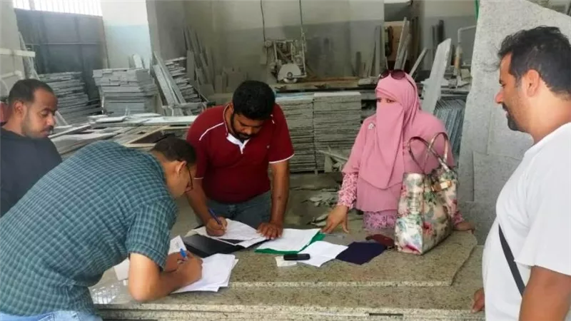 تحرير محضر مخالفة لمصنع تقطيع الرخام والجرانيت بأسوان 