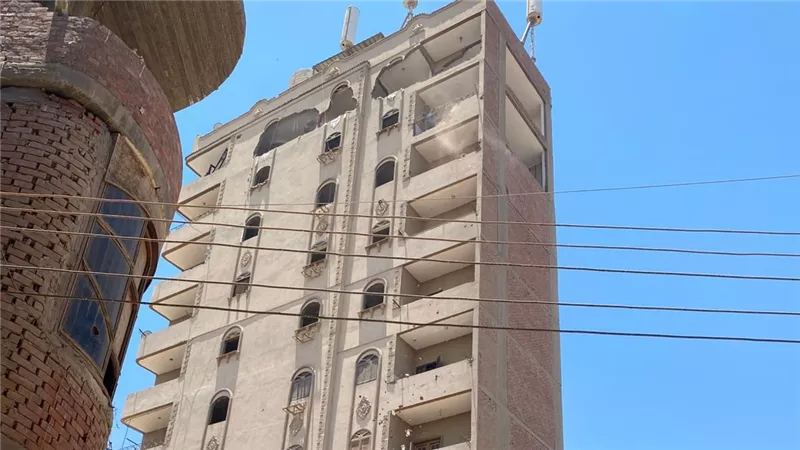 بدء تنفيذ قرار إزالة 6 أدوار من برج مائل في سمالوط بالمنيا