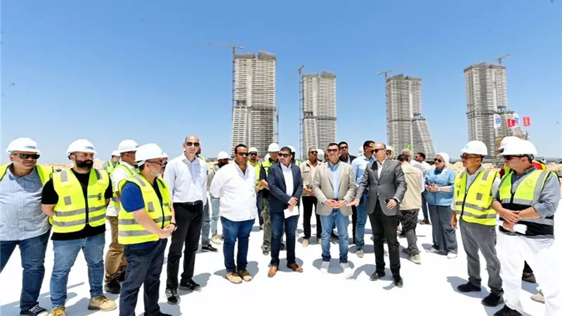 وزير الإسكان يتفقد موقف تنفيذ أبراج 
