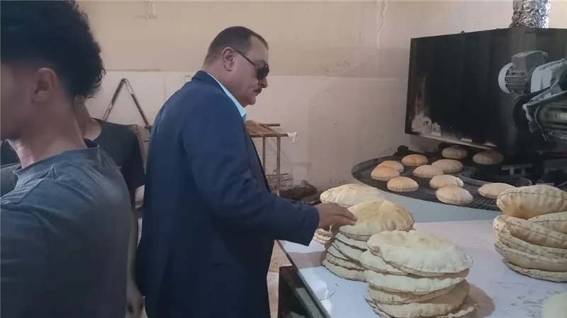 رغيف العيش تحت المراقبة.. وكيل تموين دمياط يفاجئ المخابز 