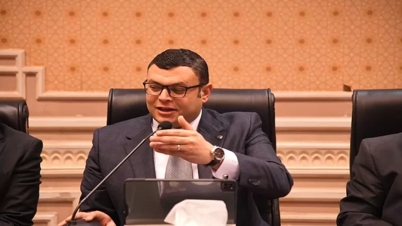 وزير الإسكان يتابع موقف مشروعات مرافق مياه الشرب والصرف الصحي بالمدن الجديدة