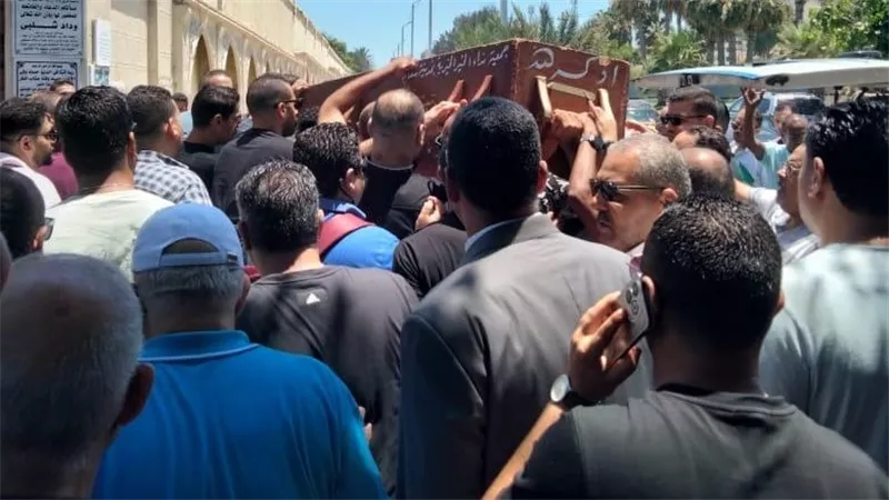 في مشهد مؤثر.. جنازة المهندس خالد مجدي ضحية حفار جبل الزيت بالإسكندرية (صور)