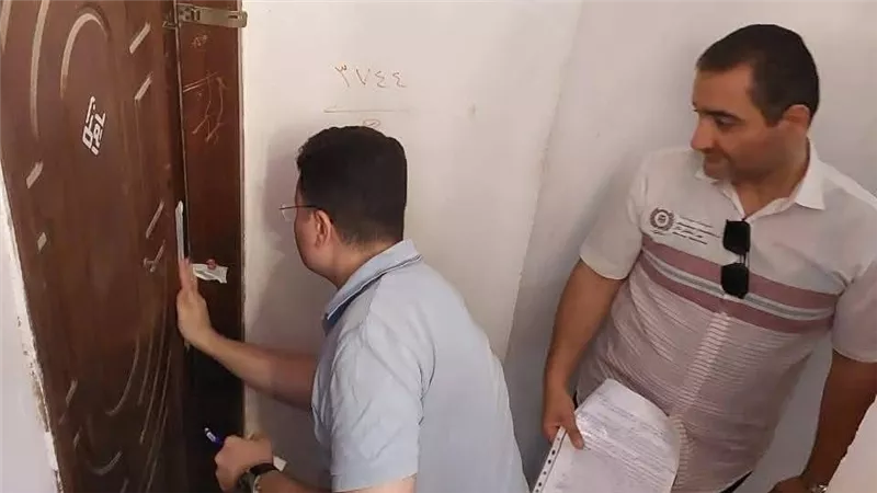 غلق عيادة غير مرخصة يديرها منتحل صفة طبيب نفسي بالدقهلية | صور 