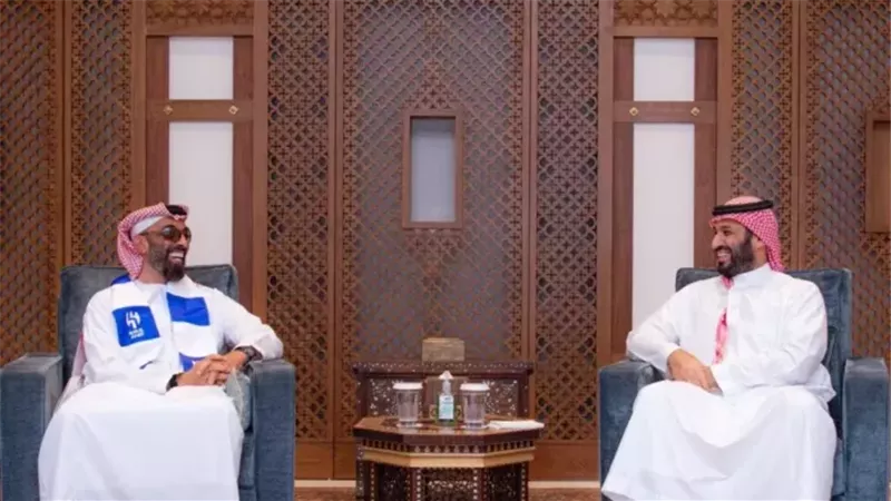 ظهور طحنون بن زايد يرتدي شعار الهلال يثير مشاعر الإعلام السعودي