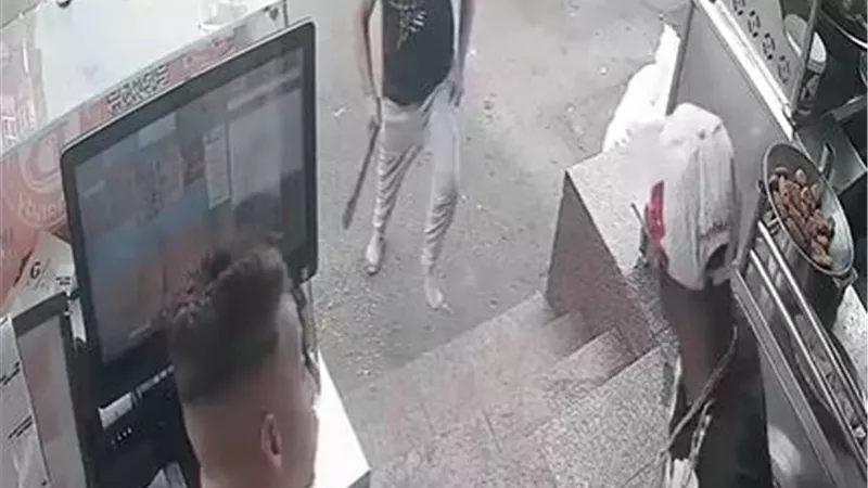 شاب يحمل 