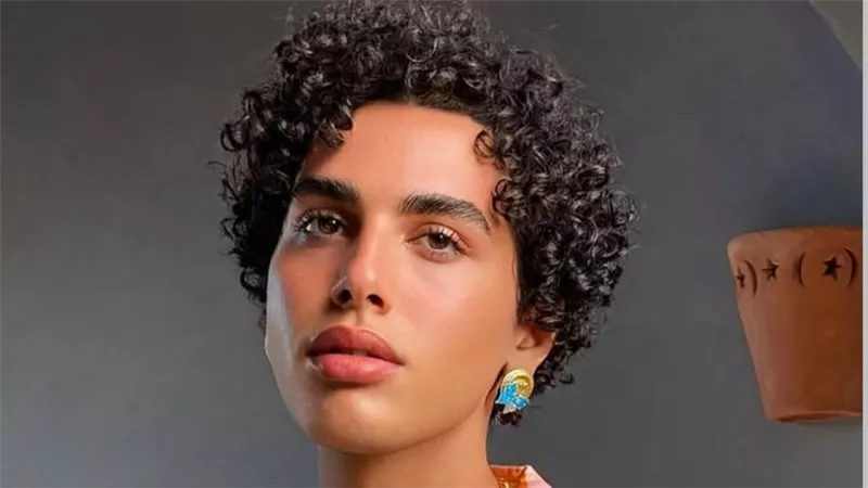 بعد اعتماد اللوك الغريب لغادة عبدالرازق.. من هو خبير التجميل شريف القاضي؟