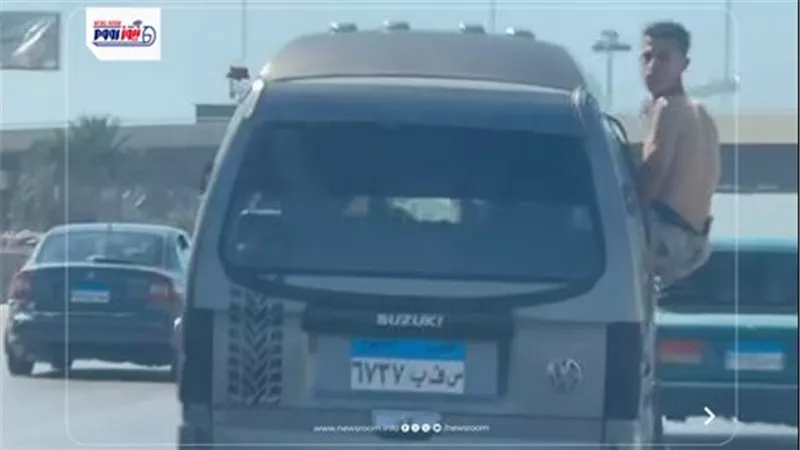 شاب عار يلوح بـ «سنجة» على طريق مصر الإسكندرية الصحراوي.. وتحرك أجهزة الأمن