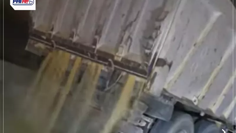 بدون لوحات وسرعة جنونية.. عربة نقل تُفرغ حمولتها من الرمال أمام كايرو فيستيفال