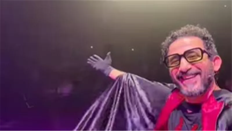 عاوز أبارك لصاحبي.. أحمد حلمي يهدي جمهوره في مسرحية بني آدم أغنية للهضبة 