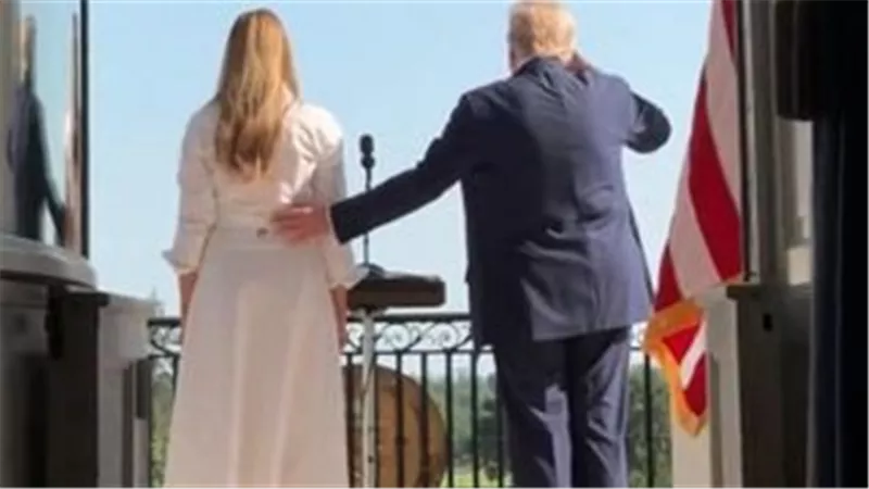 من الشرفة إلى القلوب.. يد ترامب على ظهر ميلانيا تخطف الأنظار (فيديو)