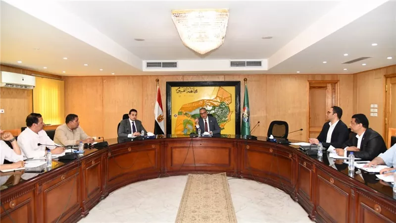 الأنصاري يناقش دراسة طلبات المشروعات الاستثمارية بالساحل الجنوبي لبحيرة قارون