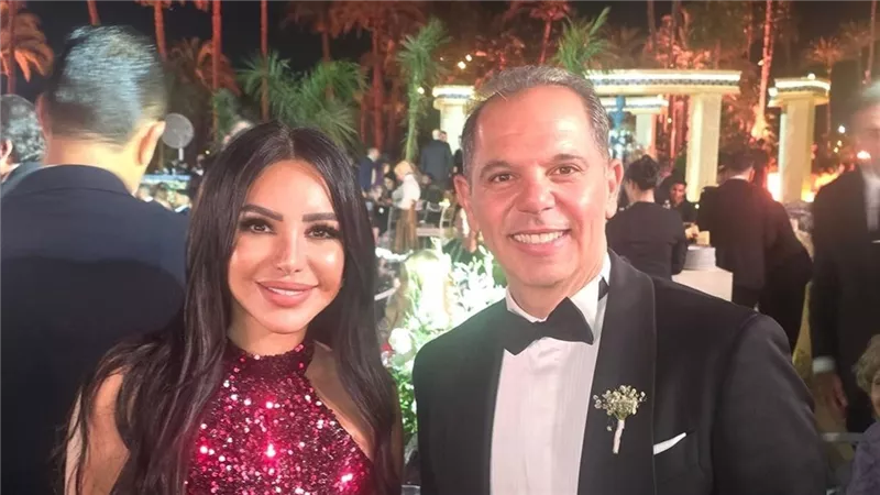 بصور من الحفل ..إنجي علاء تهنئ رامي عادل إمام بحفل زفاف نجله عادل