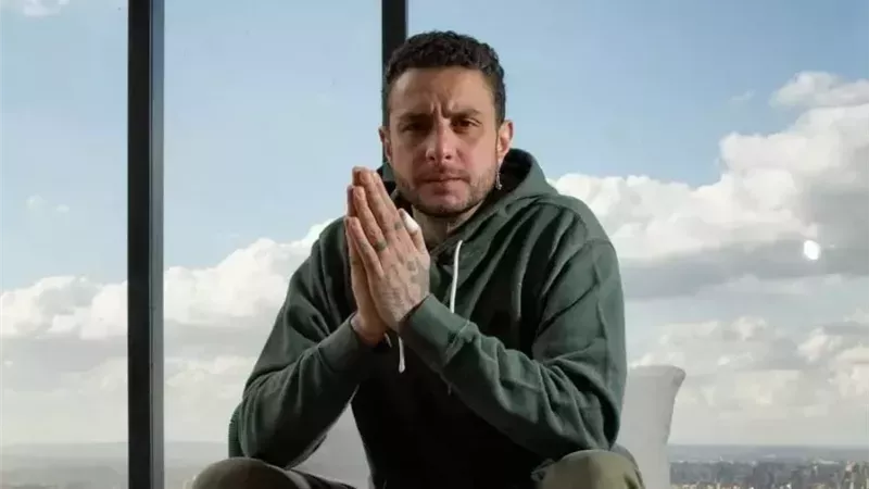 ممسكا سبحه والدة على سجادة الصلاة.. أحمد الفيشاوي: أنا عايش وحيدًا 