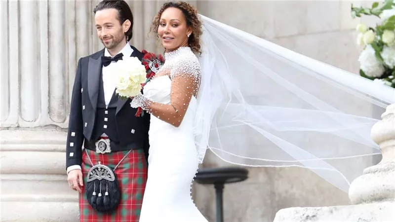 العريس يرتدي زي أيرلندي ..نجمة Spice Girls تحتفل بزفافها على مصفف شعرها 