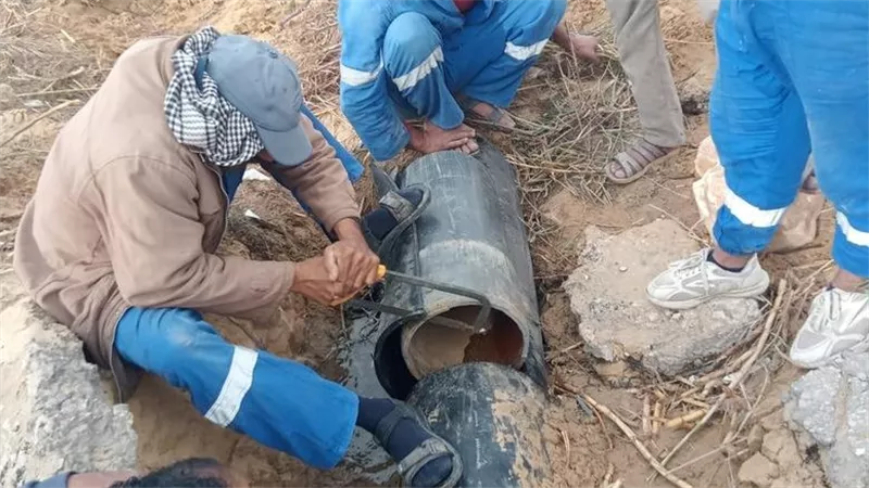 تطهير شبكات المياه من جذور الأشجار بالقنطرة شرق لضمان وصولها لقرية الأبطال  