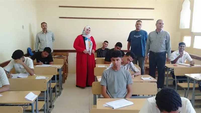 الهدوء سِمة امتحان الجغرافيا بالقسم الأدبي للثانوية الأزهرية في السويس