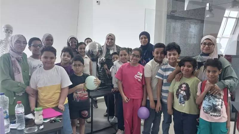 «الكهرباء الساكنة» تُثير فضول الأطفال في المركز الاستكشافي للعلوم بالسويس