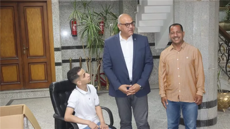 محافظ القليوبية يوفر كرسياً كهربائياً لمواطن من ذوي الهمم استجابةً لطلبه 