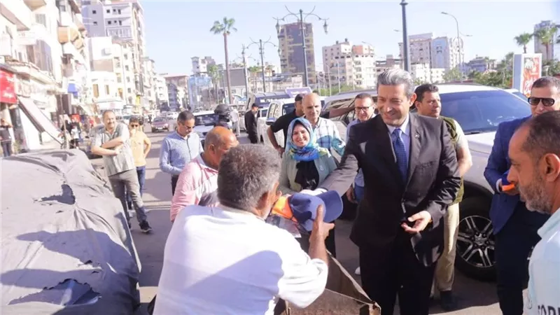 محافظ دمياط يكرم عمال النظافة وسائقي القمامة ضمن مبادرة دعم صيفية