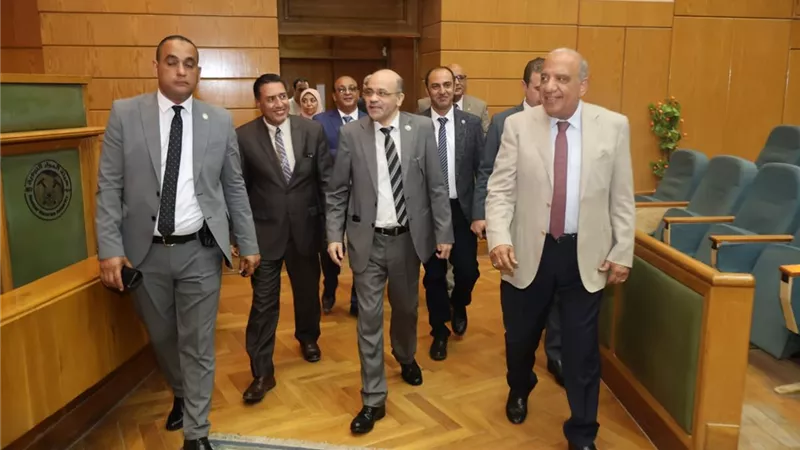 وزير الكهرباء والطاقة المتجددة يتفقد هيئة المواد النووية ويستعرض مشروعات العمل