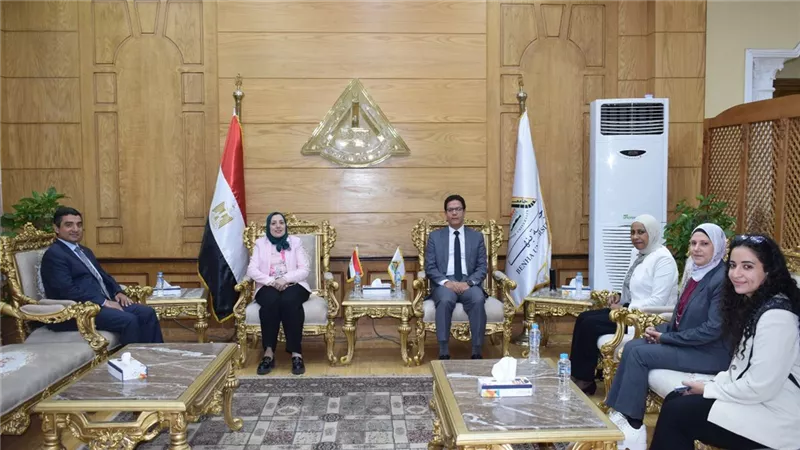 رئيس جامعة بنها يستقبل فريق الخدمات الإلكترونية بالمجلس 