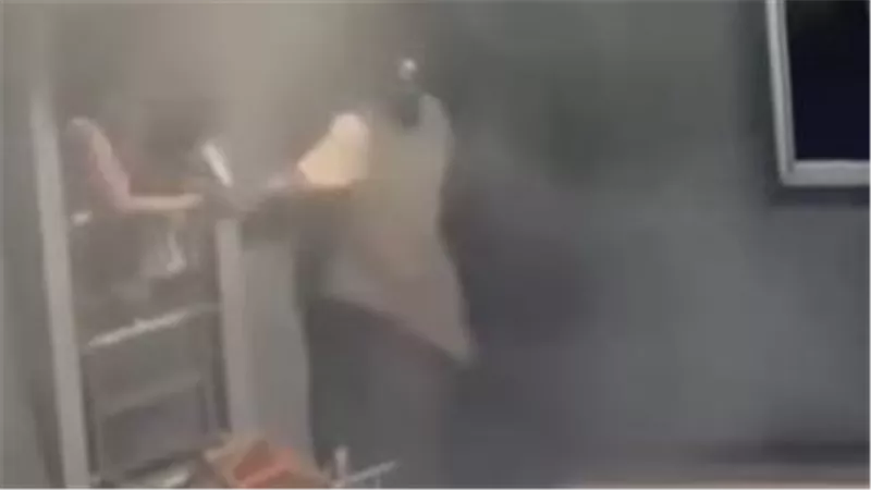 بطل من قلب اللهب.. أفريقي يخاطر بحياته لإنقاذ عائلة عالقة بحريق في باريس