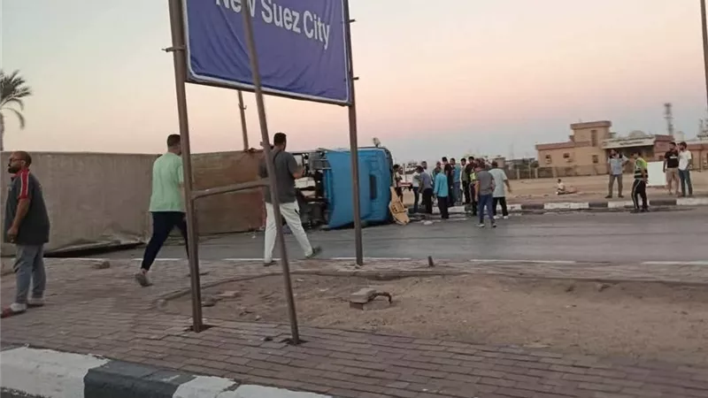 انقلاب سيارة نقل بمنطقة الأدبية في السويس الجديدة دون إصابات