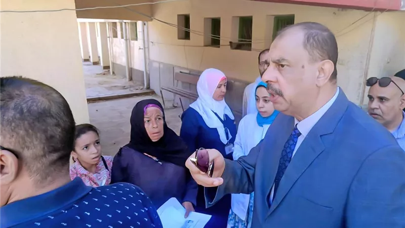 محافظ سوهاج يتفقد قرية إدفا وينتقد سوء النظافة وانتشار الإشغالات