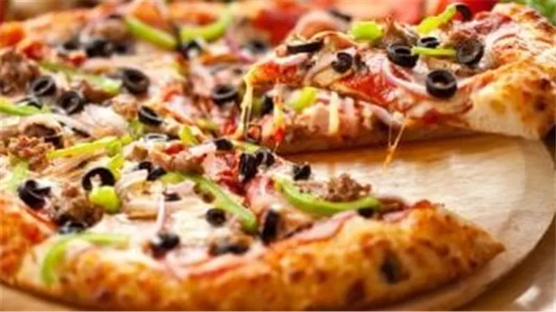 خفيفة وغنية بالبروتين.. طريقة عمل بيتزا صحية في 4 دقائق فقط