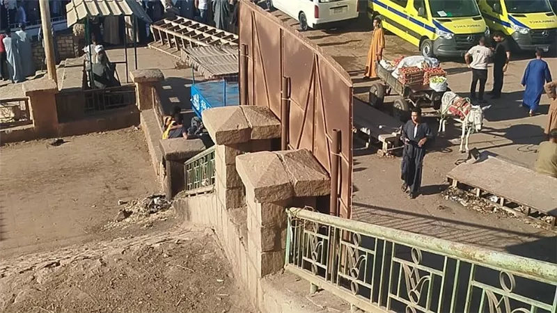 سقوط سيارة في نهر النيل أثناء صعودها معدية بدشنا.. واستمرار البحث عن المفقودين