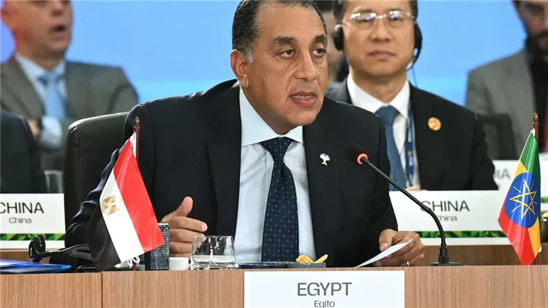 على هامش مشاركته بقمة البريكس.. رئيس الوزراء يلتقي رئيس أوروجواي