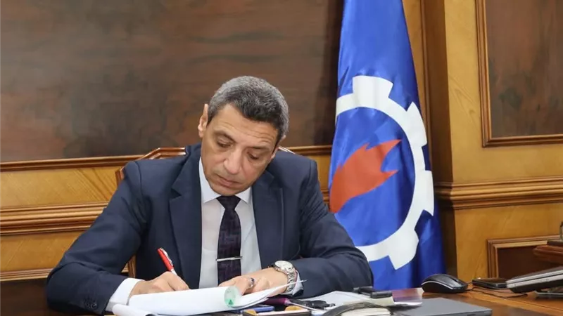 بـ 225 درجة.. محافظ السويس يعتمد تنسيق القبول بالثانوي العام