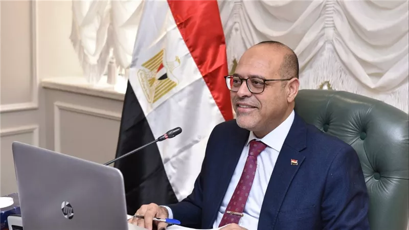 العمل تصدر كتيبات لتوعية الراغبين في العمل بالخارج بحقوقهم وواجباتهم