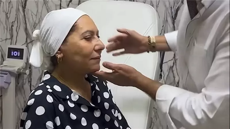 آخرهم والدة وفاء عامر وغادة وهيدي كرم..عمليات شد الوجه تريند مشاهير الفن