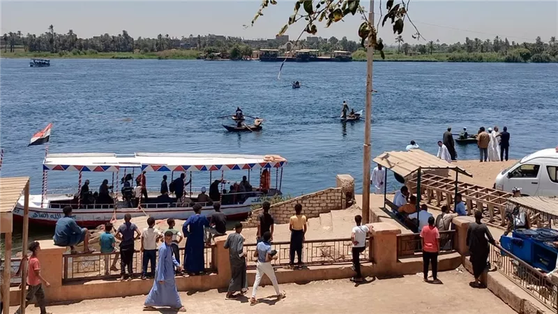مراكب الصيد تشارك في عمليات البحث عن ضحايا سقوط سيارة في النيل بقنا