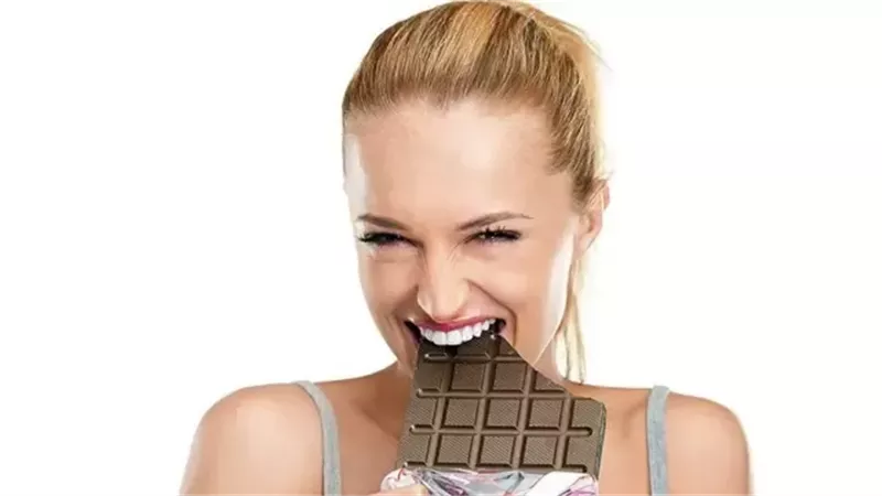 في يومها العالمي.. فوائد تناول الشكولاتة على صحة المرأة
