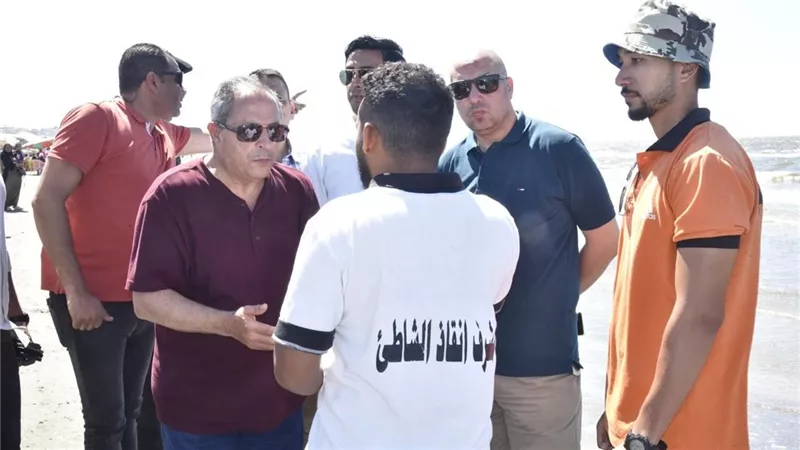 في جولة مفاجئة.. محافظ بورسعيد يتفقد الشاطئ ويشدد على زيادة عدد المنقذين