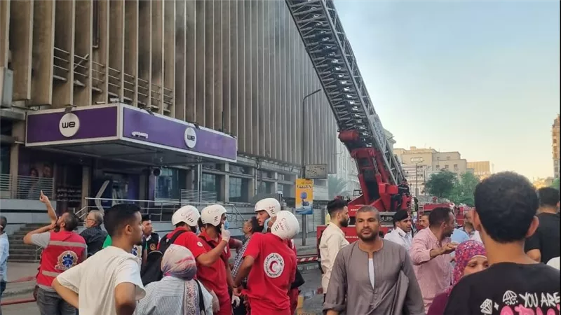 الهلال الأحمر المصري يوجّه فرق الطوارئ إلى حريق سنترال القاهرة