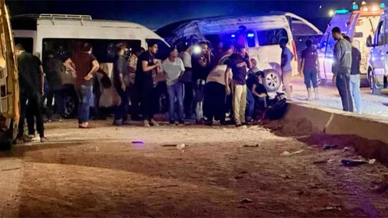 إصابة 21 شخصا في تصادم سيارتين ميكروباص على طريق السخنة ـ السويس 