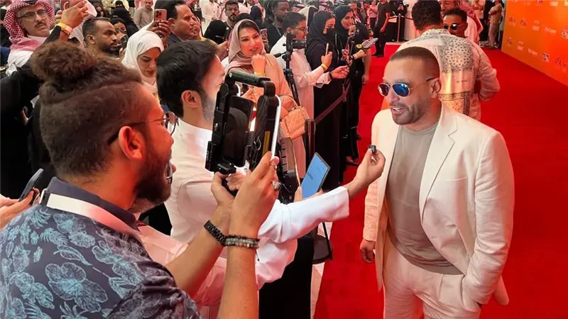أحمد السقا يتجاهل أزمة طليقته ويخطف الأنظار في افتتاح 