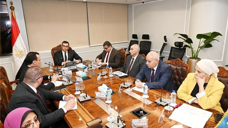وزير الإسكان يتابع موقف مبادرتي 