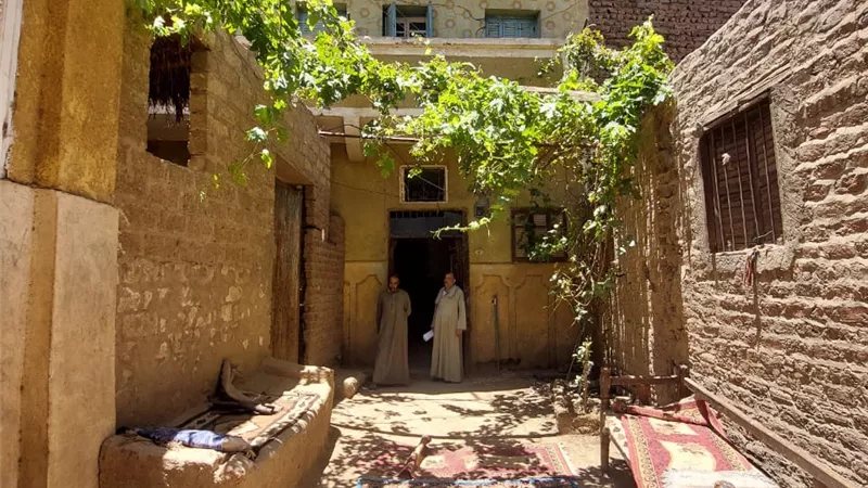 15 فردًا بالعراء منذ شهرين.. أسرة بسوهاج تناشد الرئيس بعد هبوط أرضي دمر منزلهم