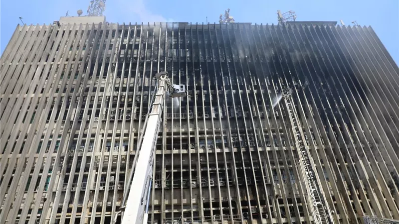محافظ القاهرة يتفقد حريق سنترال رمسيس ويوجه بتقديم دعم كامل لعمليات التبريد