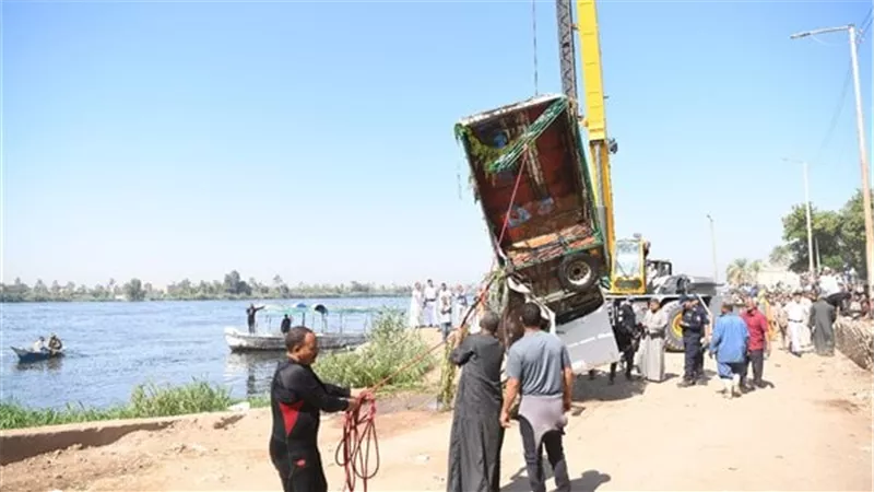 عقب غرق شخصين.. إجراء تحليل مخدرات لسائق سيارة بعد سقوطها في نهر النيل بقنا
