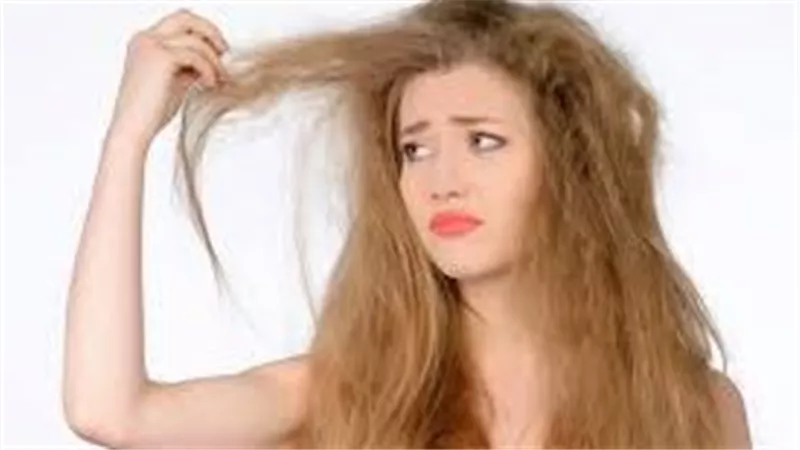 نصائح للعناية بالشعر الجاف في فصل الصيف لتجنب التقصف 